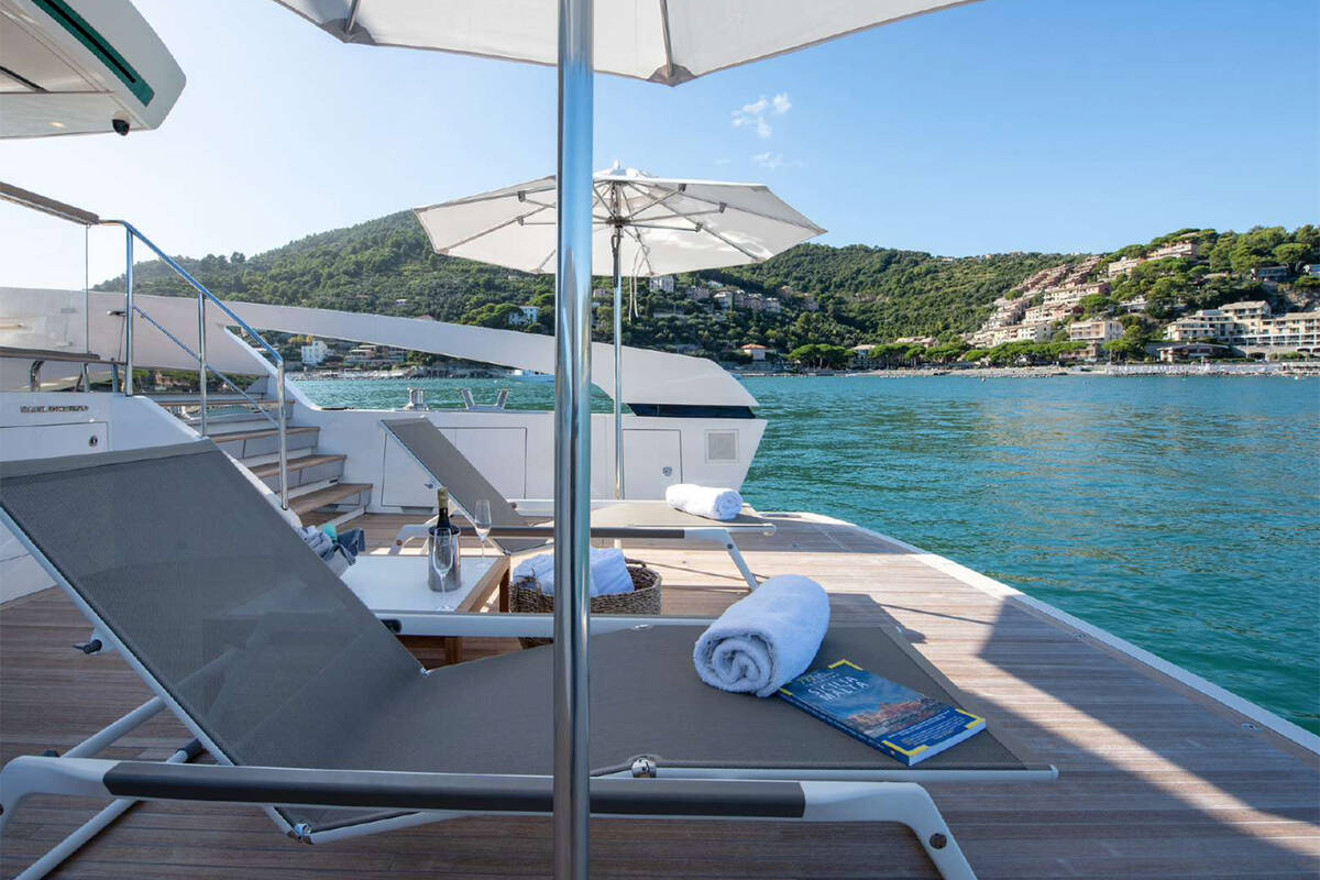 Beach club on aft
