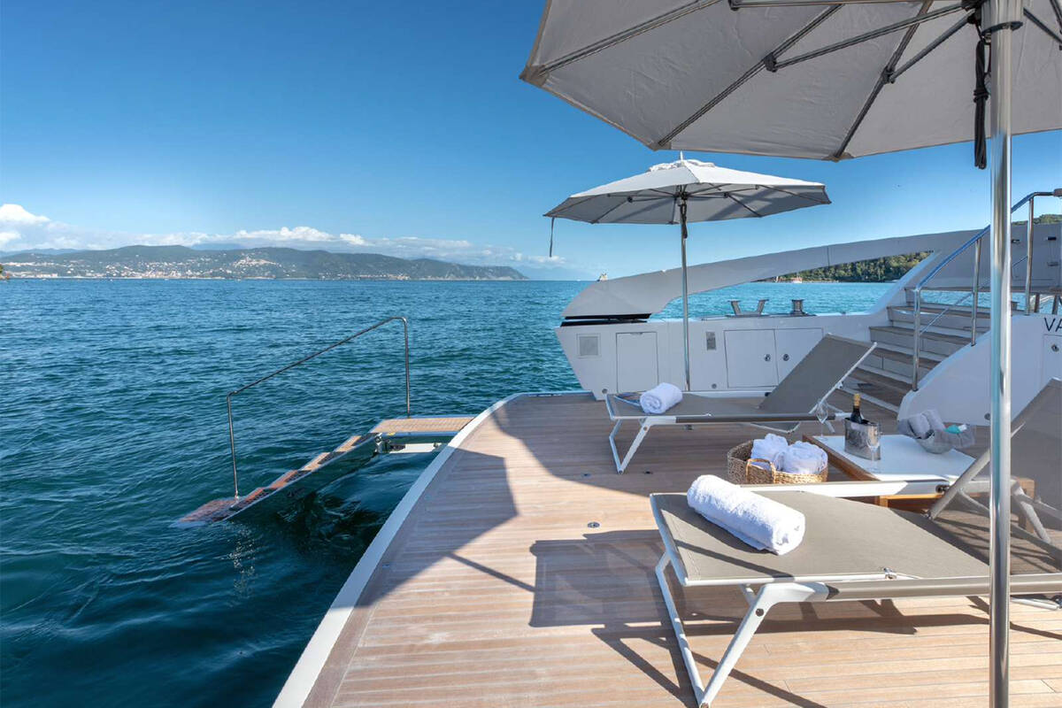 Beach club on aft