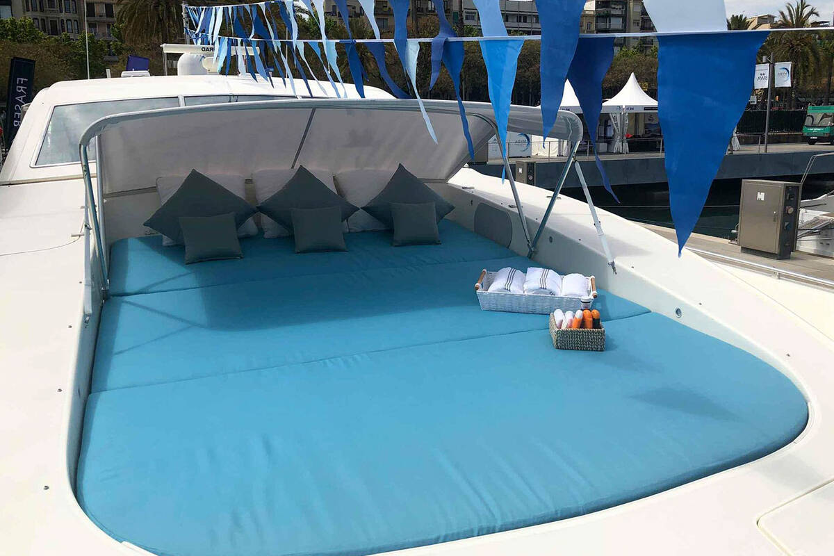 Sunbathing area on bow
