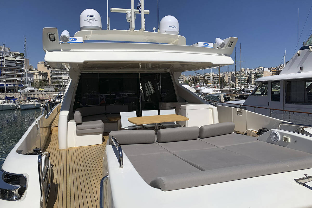 The cockpit of the Azimut 86S
