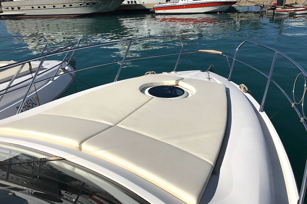 Sunbathing cushion on bow