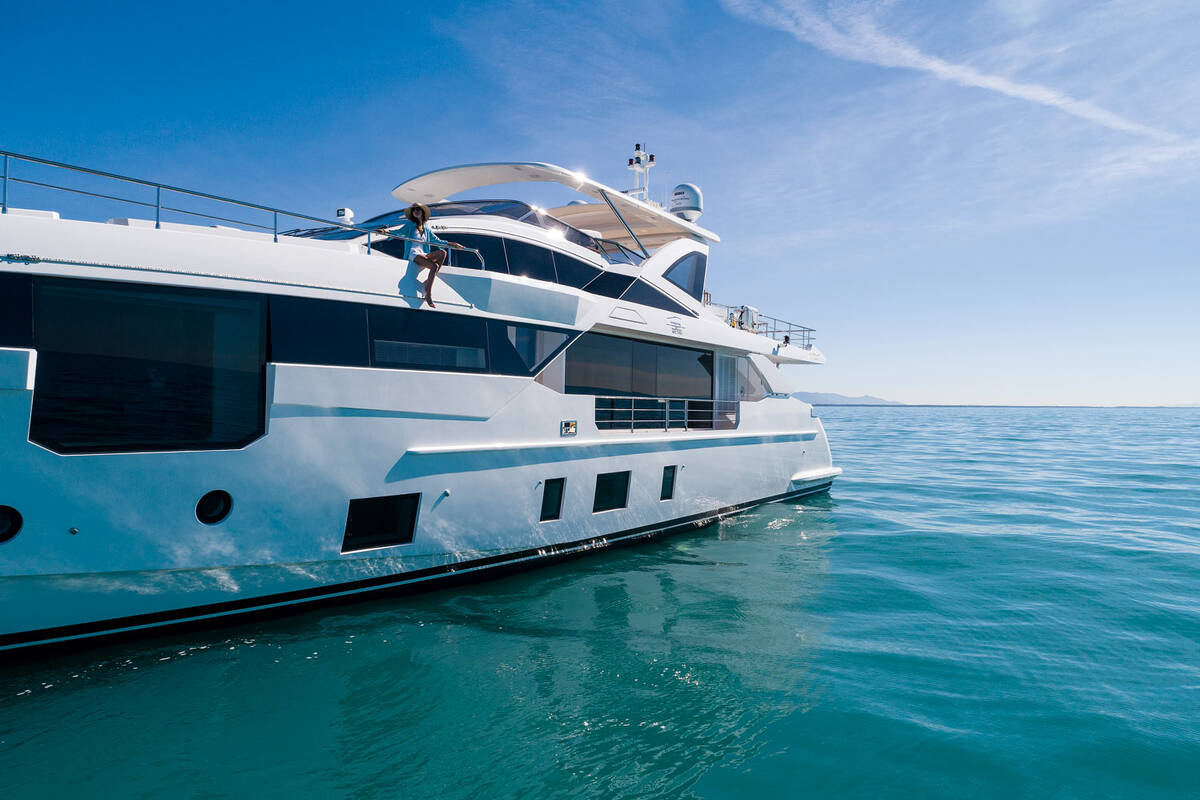 Екстер'єр Azimut Grande 32 METRI