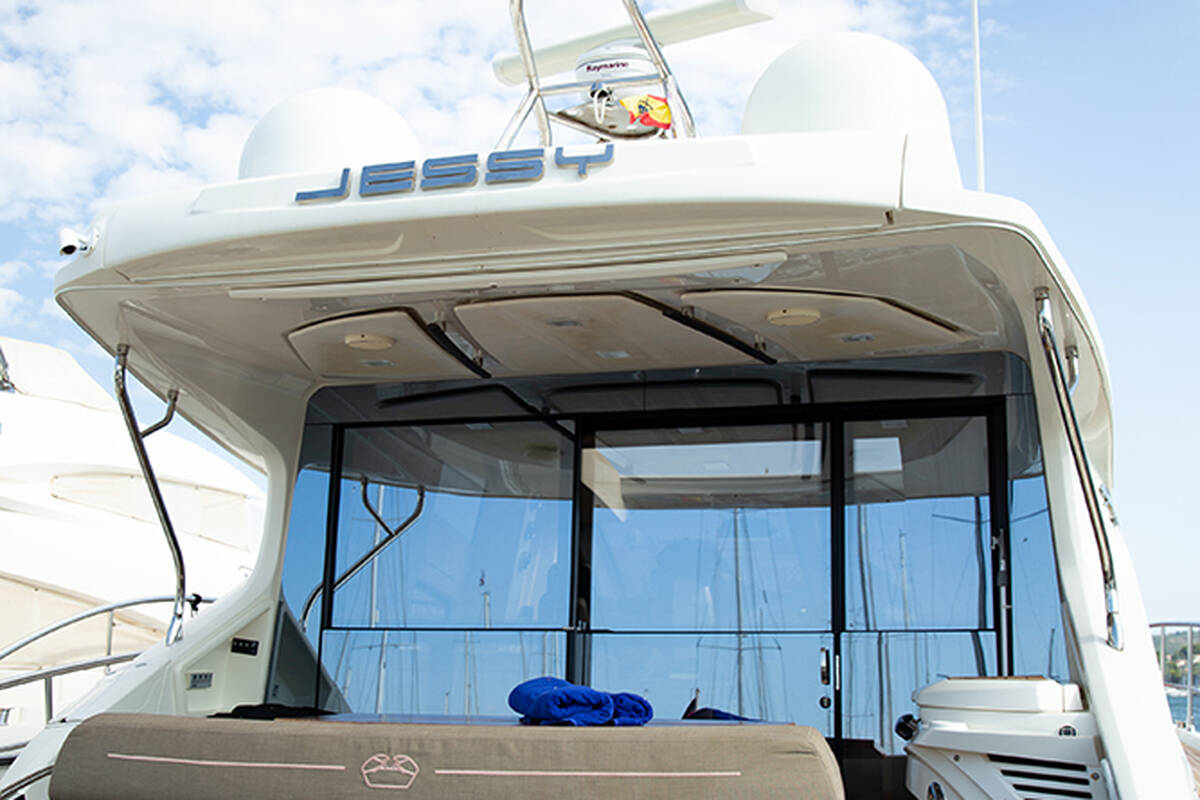 Sunbathing cushions on aft