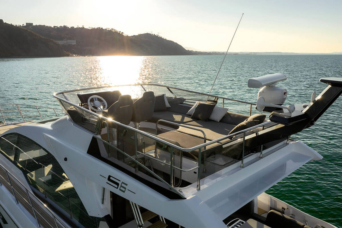 Екстер'єр Azimut S6. Версія SportFly 