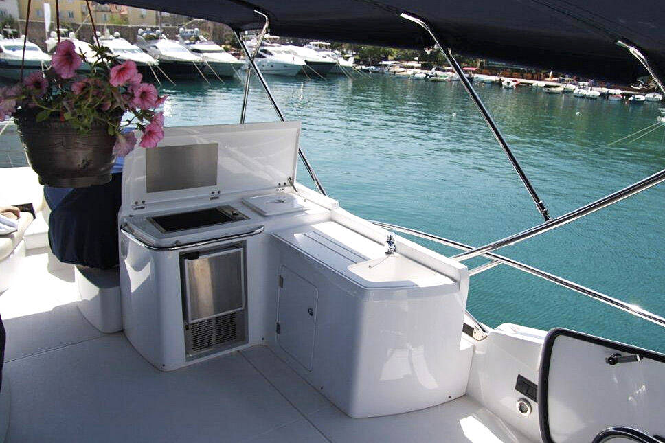 Wet bar with BBQ on fly