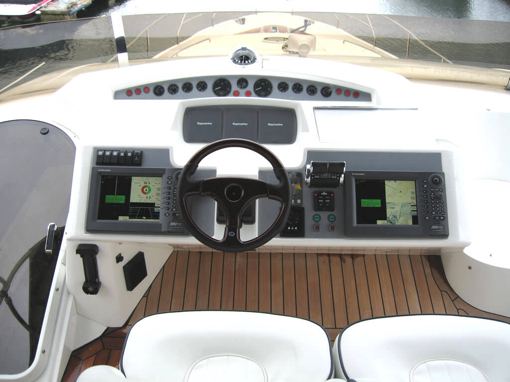 Helm station on flybridge