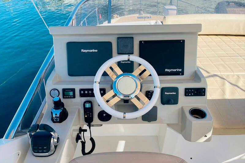 Flybridge helm station