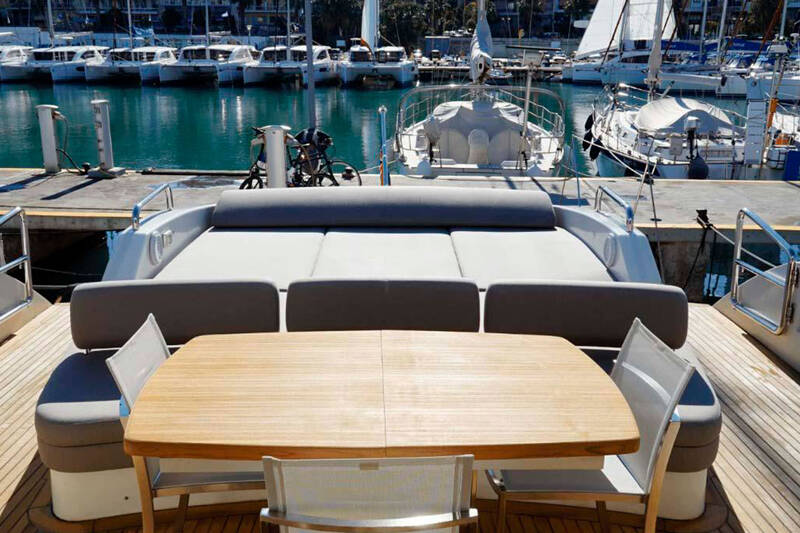 The cockpit of the Azimut 86S