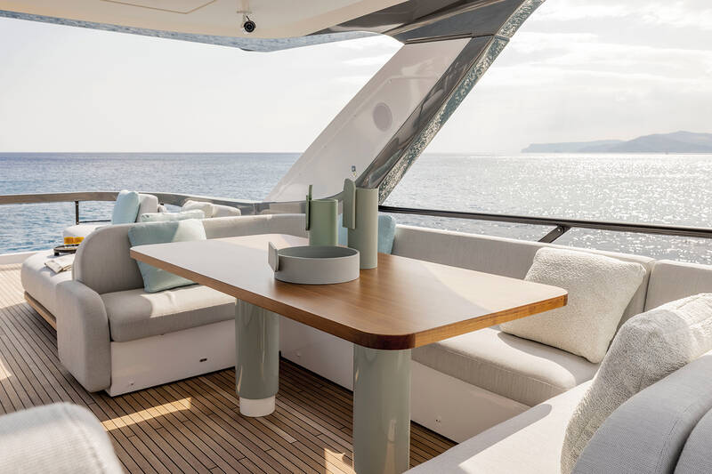 Dining area on flybridge