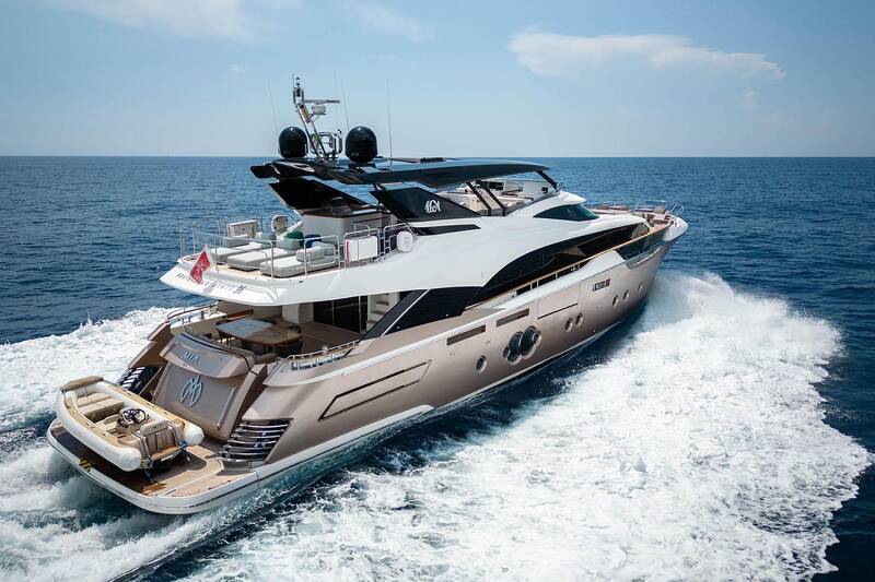 Exterior MCY 96 M/Y MIA 2017