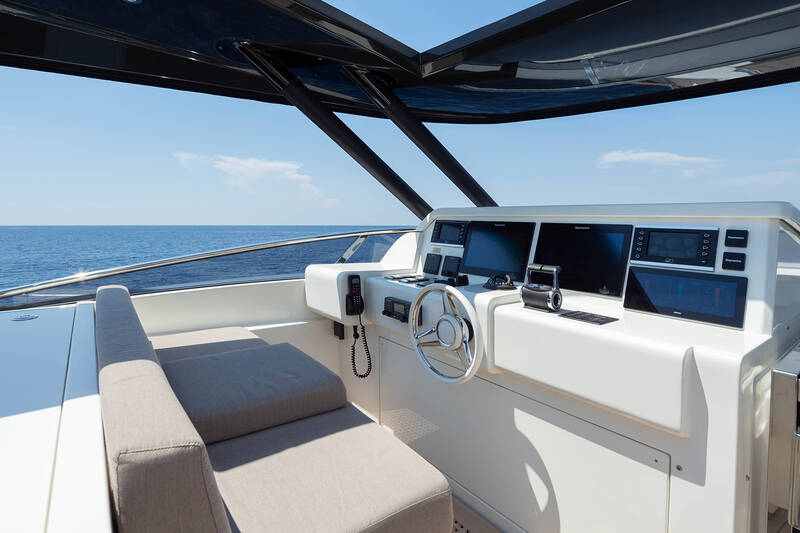 Helm station on flybridge