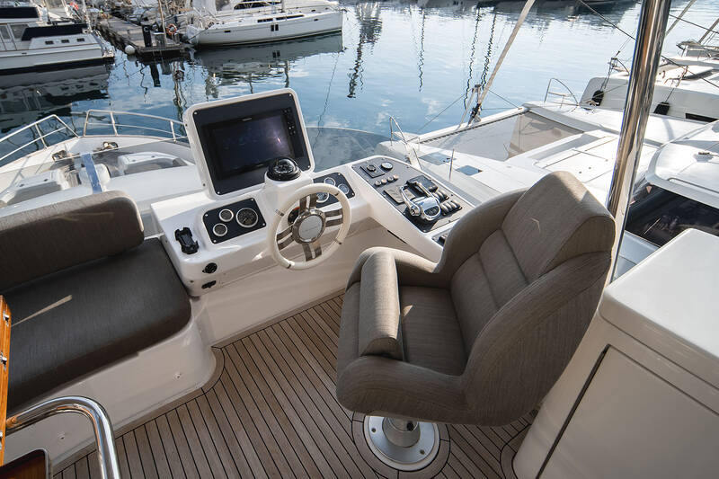 Helm station on flybridge
