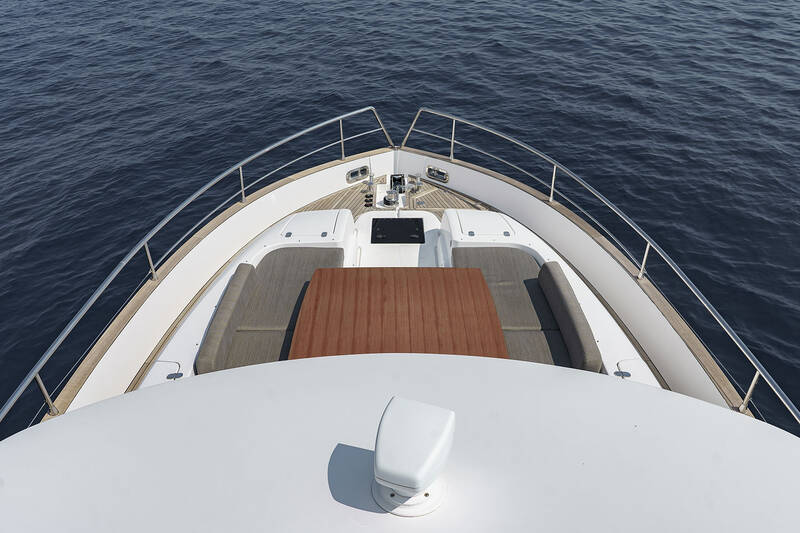 Table on bow with hi-lo system <br/>convertible in sunbathing area