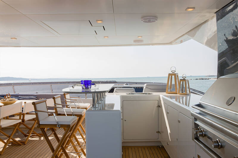 Wet bar on flybridge