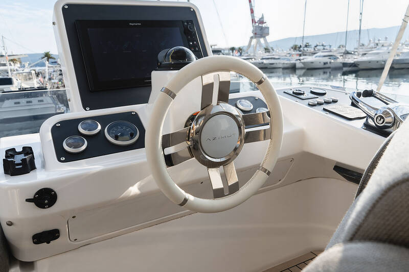 Helm station on flybridge