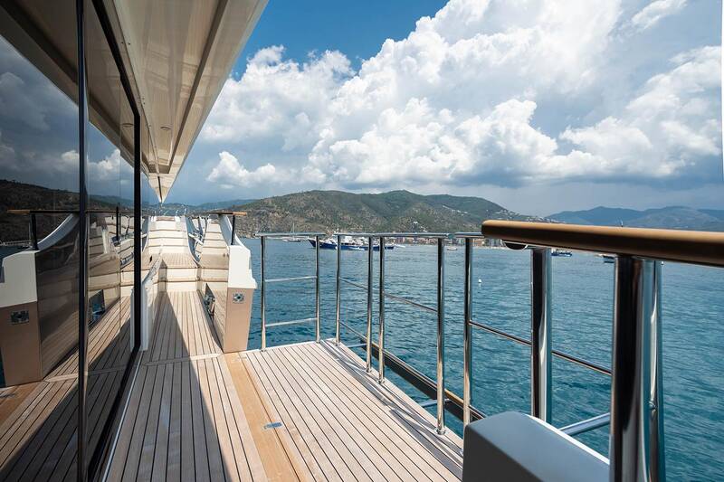 Folding bulwark on side deck