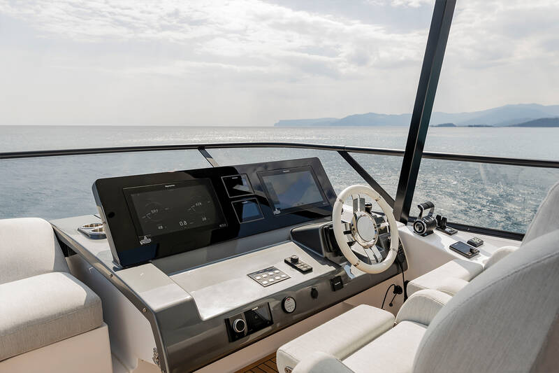 Helm station on flybridge