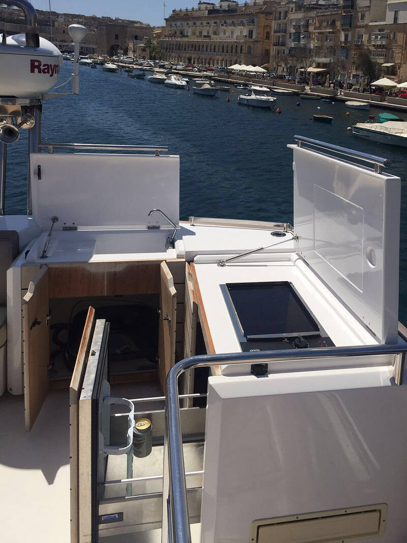 Wet-bar with grill, sink & fridge on fly