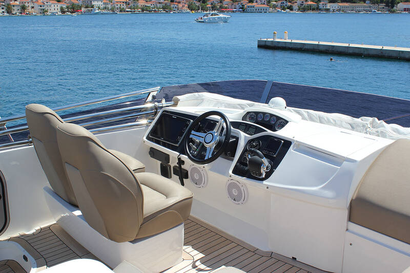 Helm station on flybridge