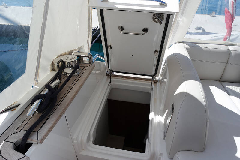 Crew cabin entrance on cockpit