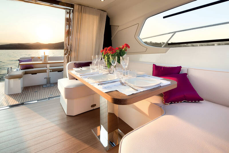 Salon on the main deck (Coupe version)