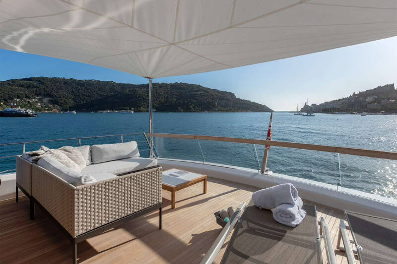 Lounge area on aft flybridge