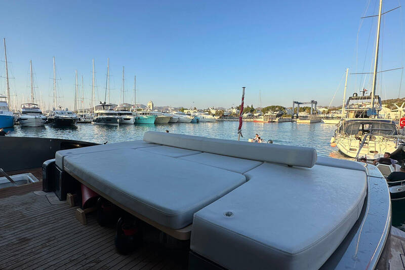 Aft sunbathing area 