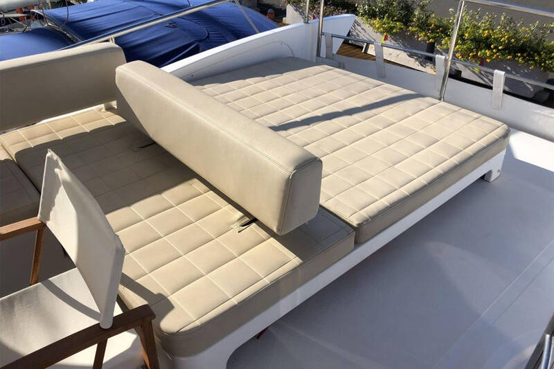 Sunbathing area on aft flybridge