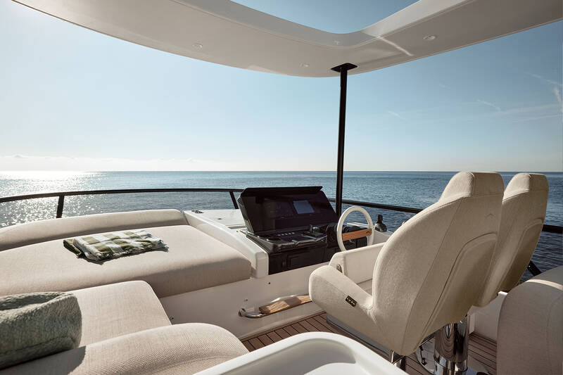 Helm station on flybridge