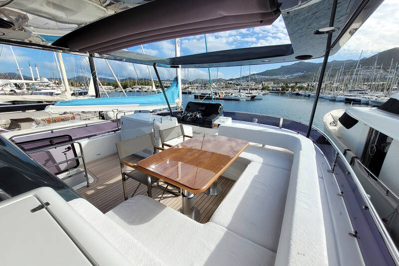 Dining area on flybridge