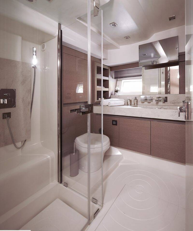 Owner's cabin bathroom