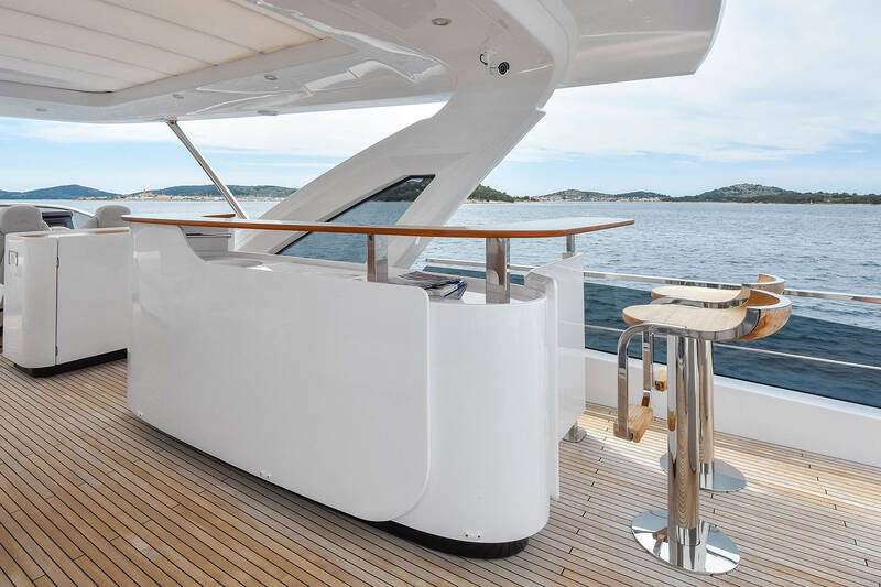 American bar on flybridge with two stools