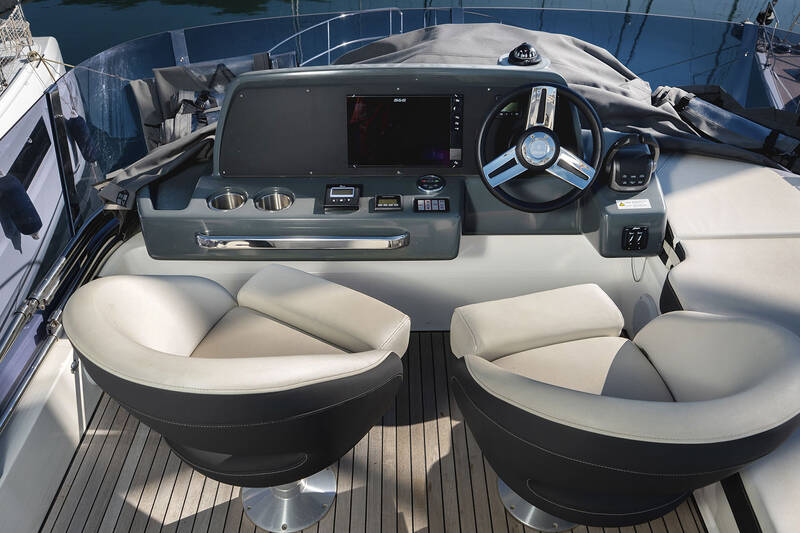 Helm station on flybridge