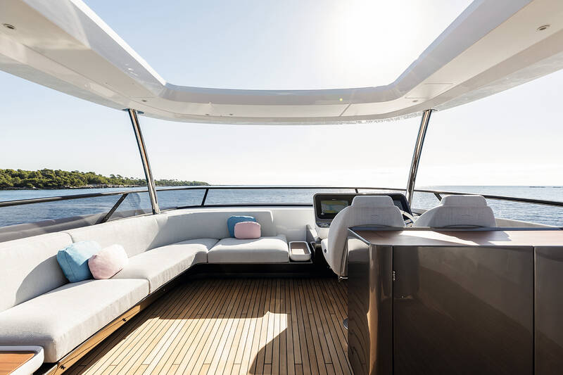 Helm station on flybridge