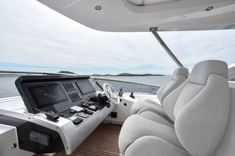 Helm station on flybridge