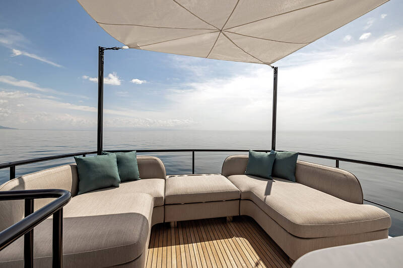 Lounge area on aft flybridge