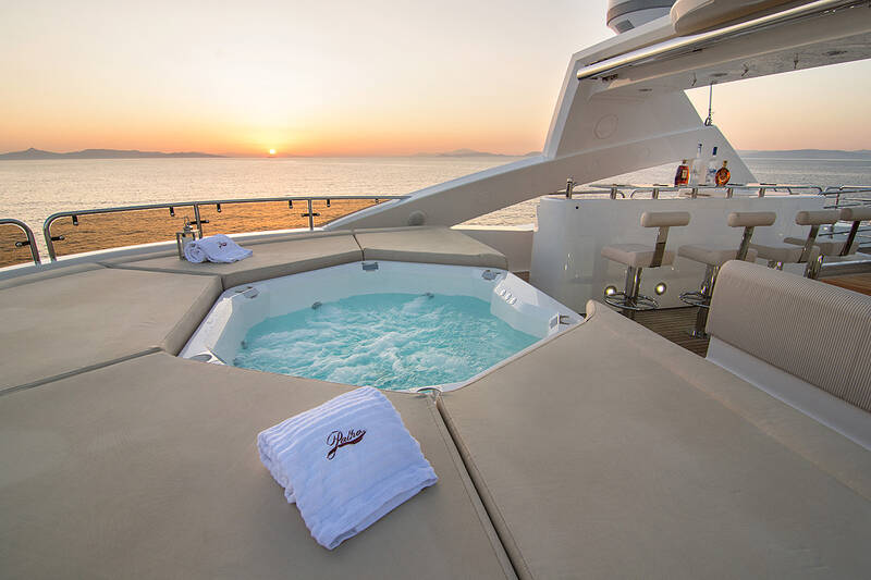 Large jacuzzi on sky deck
