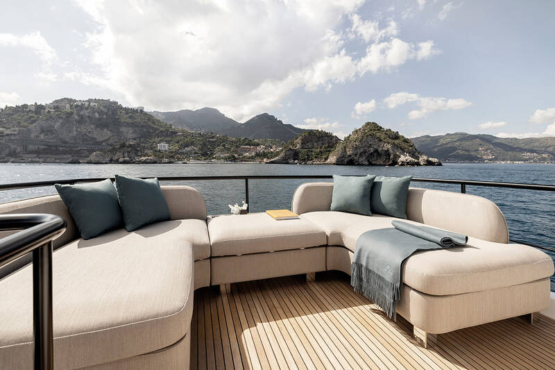 Lounge area on aft flybridge