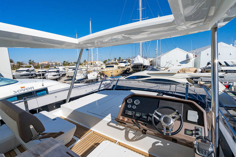 Helm station on flybridge