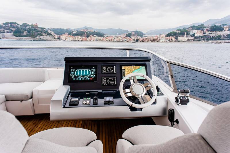 Helm station on flybridge