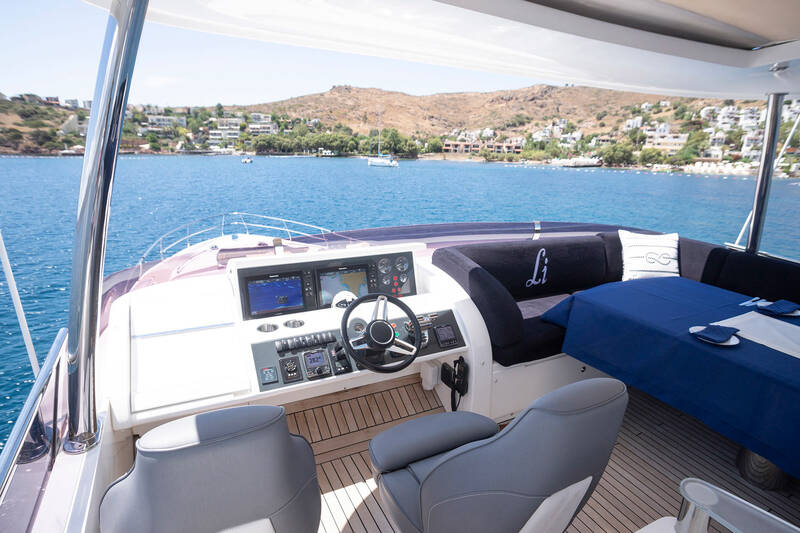 Helm station on flybridge