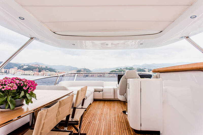Dining area and bar on flybridge