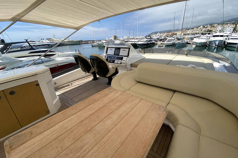 Helm station on flybridge