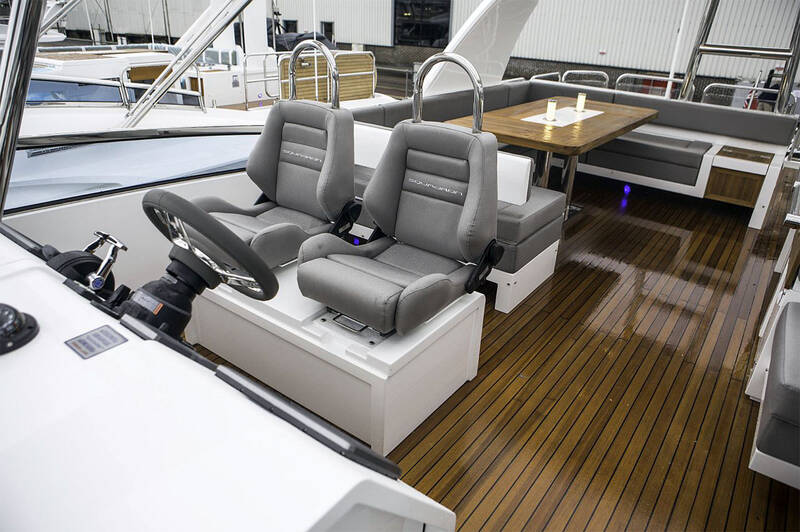 Helm station on flybridge