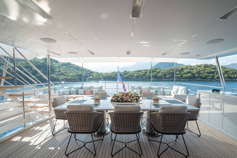 Dining area on the upper deck