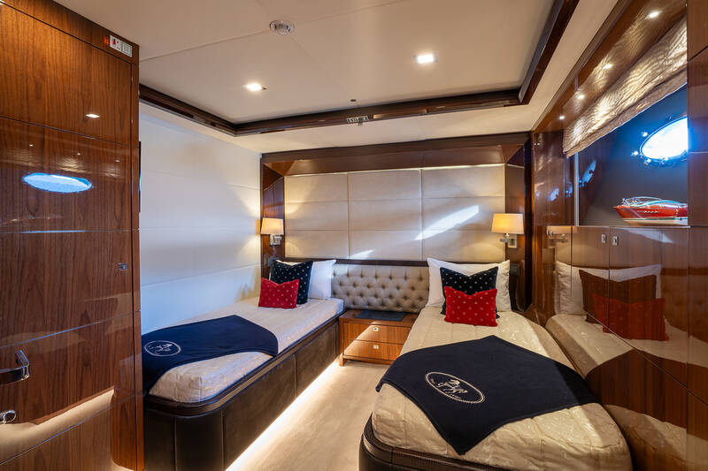 Guest cabin with two single beds