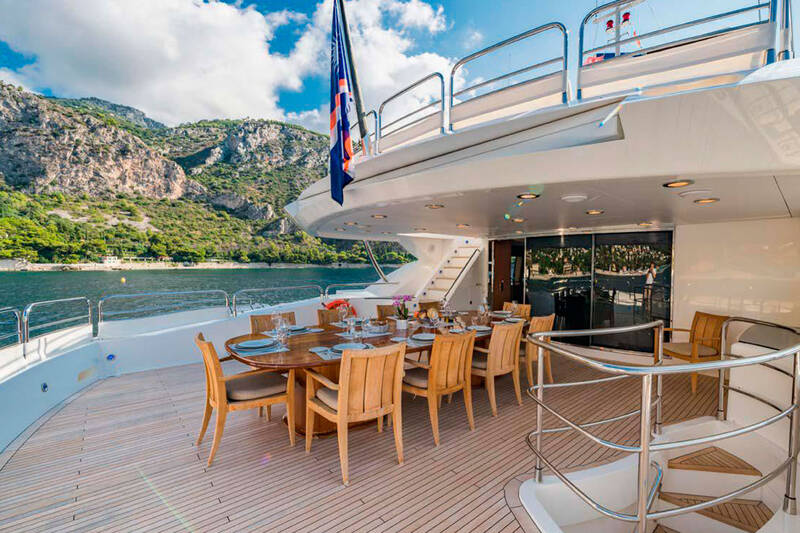 Dining area on the upper deck 