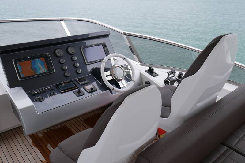 Control station on flybridge