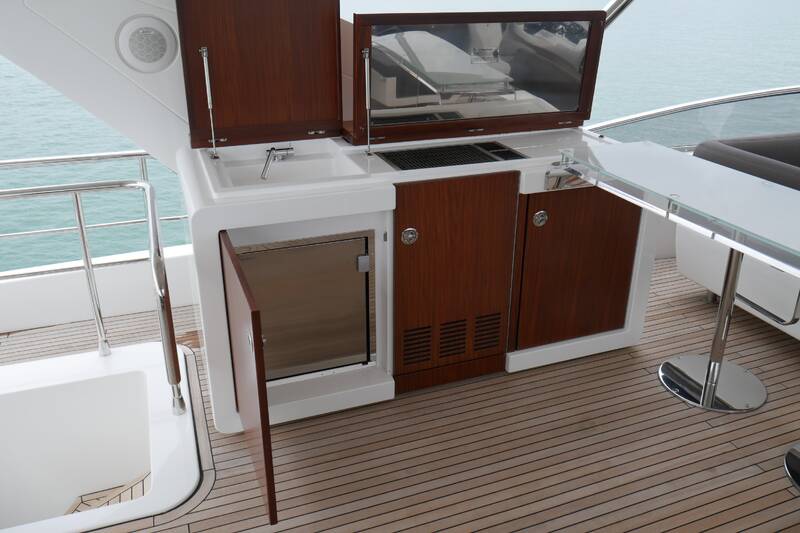 Wet bar on flybridge