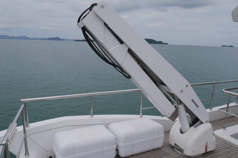 The beam crane on flybridge